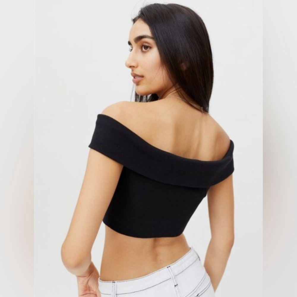URBAN OUTFITTERS Mikie Off-The-Shoulder Cropped Top - Picture 2 of 6